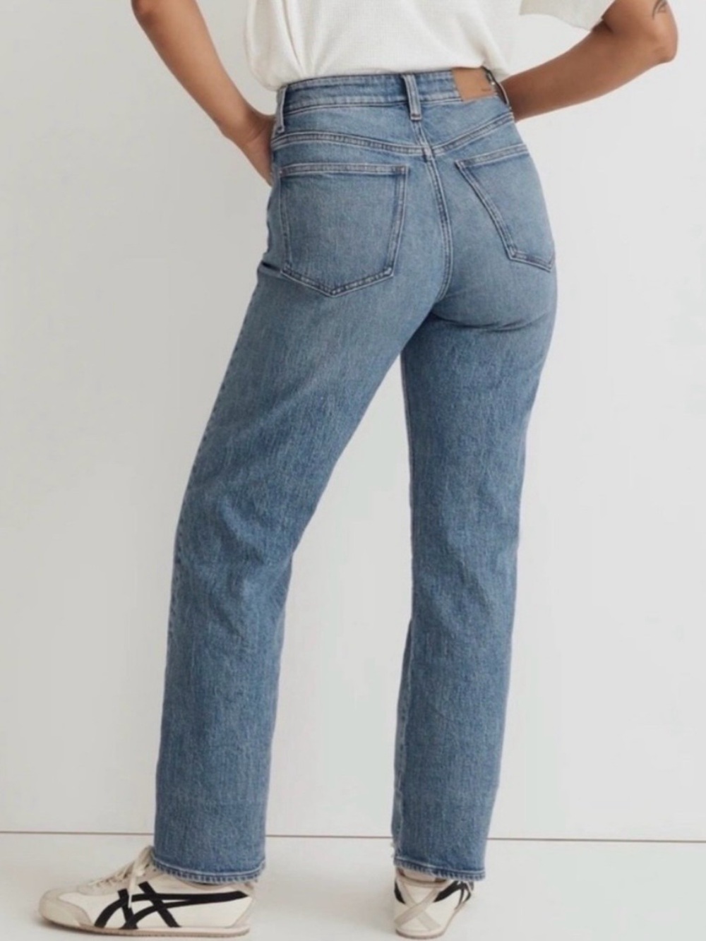 Madewell Curvy 90s Straight Leg Jeans in Light Blue Denim - Picture 3 of 12
